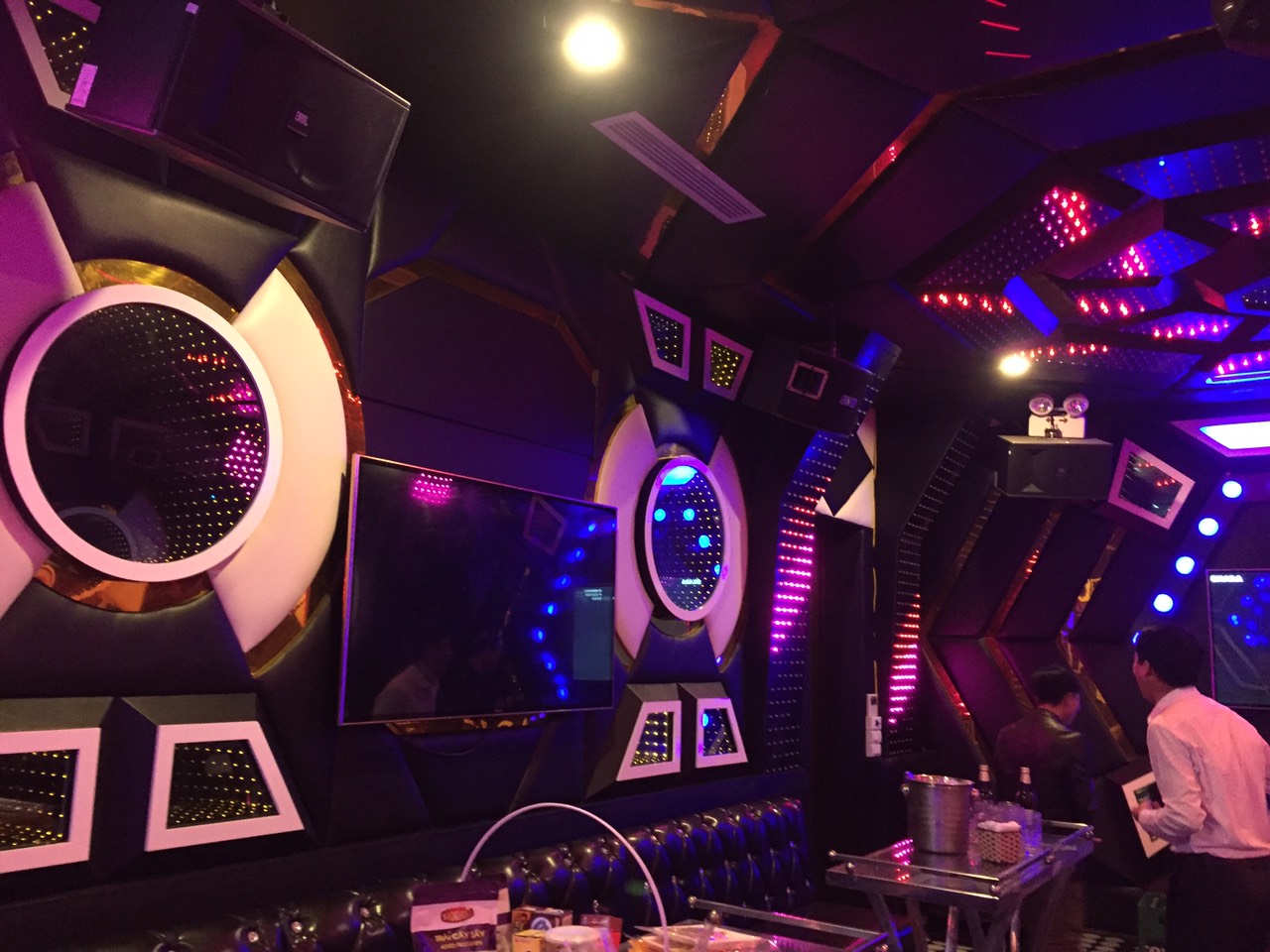 Hình ảnh các mẫu nội thất phòng hát karaoke cổ điển và hiện đại đang thịnh hành